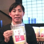 甘酒のおすすめの飲み方を紹介する白鷹禄水苑の今井豊さん＝西宮市鞍掛町