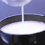 西宮の酒造会社「白鷹」の甘酒。麹のつぶつぶ感が特徴