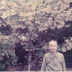 １５年連続で福男になった田中太一さん。西宮神社境内に植樹した桜と（家族提供）