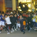 激しい先頭争いが繰り広げられる福男選び（２００８年）