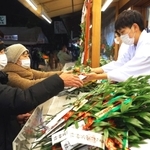 福笹を受け取る参拝客＝１０日午前、西宮市社家町、西宮神社