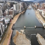 武庫川の中州にある石積みの「生」のオブジェ＝宝塚市湯本町