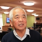 災害時の公衆電話の有用性について語る中村大蔵理事長＝園田苑（撮影・斎藤雅志）