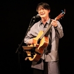 力強く歌う尾崎裕哉さん＝芦屋ルナホール