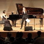 「しあわせを運べるように」を合唱する出演者ら＝芦屋ルナホール