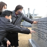 祖母の名前を家族で見つけて喜ぶ山本友紀さん（左）＝宝塚市小林（撮影・斎藤雅志）