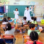 子どもたちに掃除の基本を教える「エコピカはかせ」（尼崎市提供）