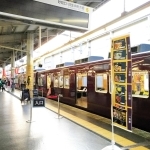 車両を活用したイベントの様子。写真は車両で飲食が楽しめる能勢電鉄主催の「お帰り横丁」（提供）