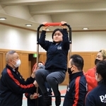 真剣な表情で懸垂をする藤田真子さん＝大阪市浪速区