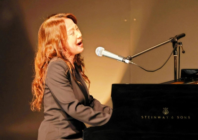 亡き人への思いを切々と歌い上げる八神純子さん（撮影・冨居雅人）