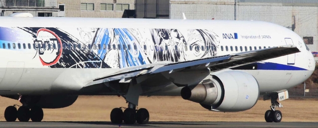 機体右側には主人公竈門炭治郎（かまど・たんじろう）が技を繰り出すデザインも＝大阪（伊丹）空港（撮影・斎藤雅志）