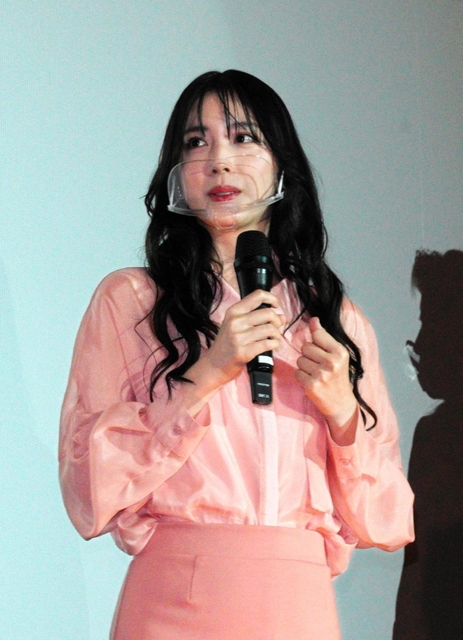 舞台あいさつに臨む主演の松田るかさん＝神戸市中央区、ＯＳシネマズミント神戸