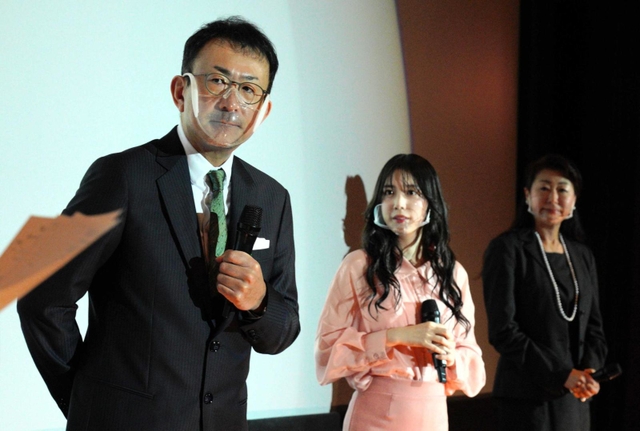 舞台あいさつに臨む白羽弥仁監督（左）と主演の松田るかさん（中央）、伊藤舞市長＝ＯＳシネマズミント神戸