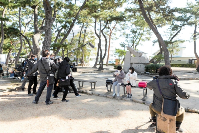 映画「あしやのきゅうしょく」を撮影するスタッフ＝芦屋市内（（Ｃ）２０２２「あしやのきゅうしょく」製作委員会）