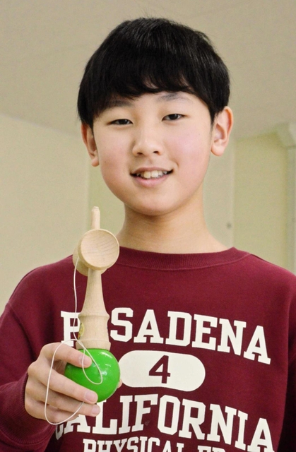 全日本少年少女けん玉道選手権大会で優勝した山本蒼大君＝伊丹市昆陽池２、市立愛アイセンター
