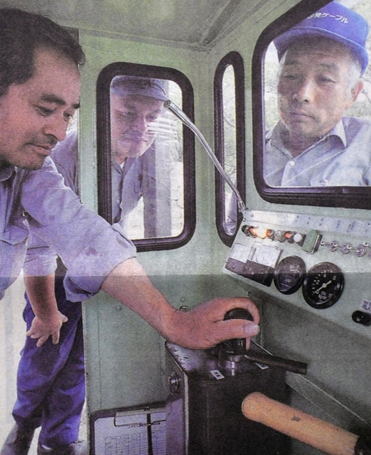 手作りした運転席を眺める能勢電鉄の社員たち（２００１年９月９日掲載）