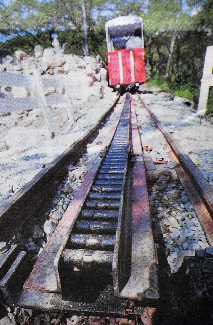 急な坂を上るため、レールに歯車が敷かれている（２００１年９月９日掲載）