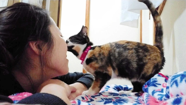 田中美紗さんと保護猫のチロ（田中さん提供）