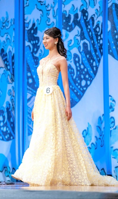 ドレス審査に臨む横山さん（ミス日本協会提供）