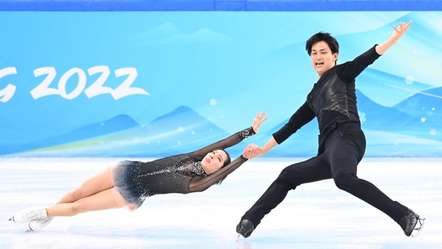 木原龍一に片手で支えられ、リンクぎりぎりまで体を倒して円を描く三浦璃来＝中国・北京（撮影・堀内翔）