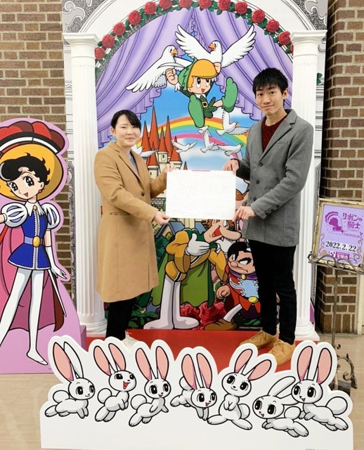 婚姻届を提出した印藤聖治さん、純奈さん夫婦＝宝塚市役所
