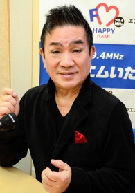 腎臓がんを克服し、新作アルバムを発売した歌手のＢＯＲＯさん＝伊丹市宮ノ前２、エフエムいたみ