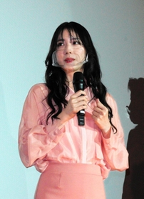 舞台あいさつに臨む主演の松田るかさん＝神戸市中央区、ＯＳシネマズミント神戸