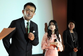 舞台あいさつに臨む白羽弥仁監督（左）と主演の松田るかさん（中央）、伊藤舞市長＝ＯＳシネマズミント神戸