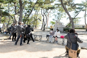 映画「あしやのきゅうしょく」を撮影するスタッフ＝芦屋市内（（Ｃ）２０２２「あしやのきゅうしょく」製作委員会）
