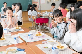 （Ｃ）２０２２「あしやのきゅうしょく」製作委員会）