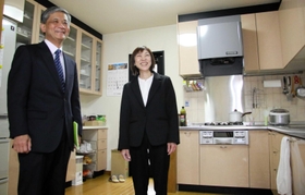 「若者たちがありのままの自分を出せる場に育てたい」と話す川西悦子さん（右）と野本亮一さん＝尼崎市内