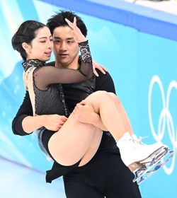 息の合った演技を見せる三浦璃来、木原龍一＝中国・北京（撮影・堀内翔）