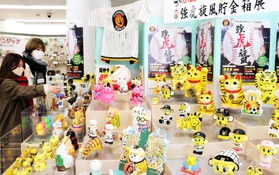阪神タイガースにちなんだ貯金箱が並ぶ＝尼崎市西本町北通３