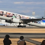 鬼滅の刃のキャラクターが描かれたＡＮＡの特別機＝大阪（伊丹）空港（撮影・斎藤雅志）