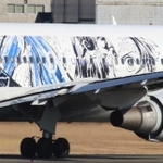 機体右側には主人公竈門炭治郎（かまど・たんじろう）が技を繰り出すデザインも＝大阪（伊丹）空港（撮影・斎藤雅志）