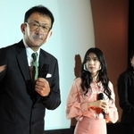 舞台あいさつに臨む白羽弥仁監督（左）と主演の松田るかさん（中央）、伊藤舞市長＝ＯＳシネマズミント神戸