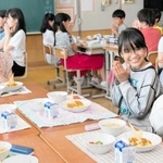 （Ｃ）２０２２「あしやのきゅうしょく」製作委員会）