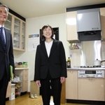 「若者たちがありのままの自分を出せる場に育てたい」と話す川西悦子さん（右）と野本亮一さん＝尼崎市内