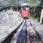 急な坂を上るため、レールに歯車が敷かれている（２００１年９月９日掲載）