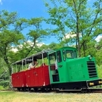 緑色の機関車、赤い客車が特徴（能勢電鉄提供）