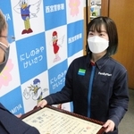 感謝状を受け取った獺越南奈さん＝西宮署