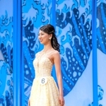 ドレス審査に臨む横山さん（ミス日本協会提供）