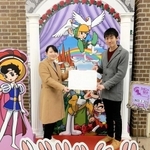 婚姻届を提出した印藤聖治さん、純奈さん夫婦＝宝塚市役所