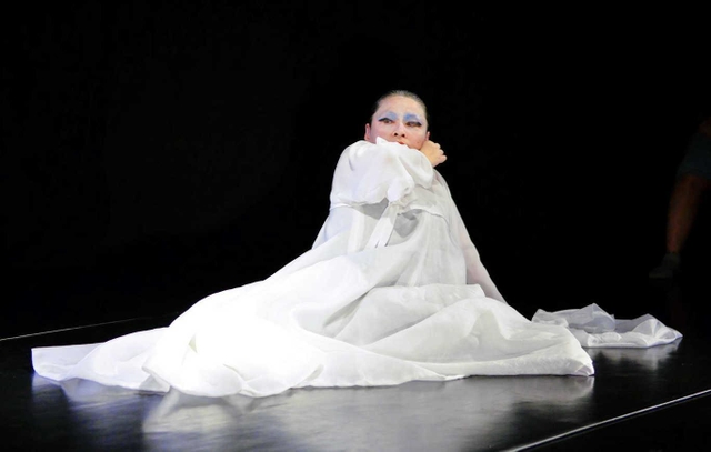 韓国の民俗舞踊に挑む金満里さん（Ｃ）Ｋｏｈｊｉ　Ｆｕｋｕｎａｇａ（Ｓｔｕｄｉｏ　Ｅｐｏｑｕｅ）