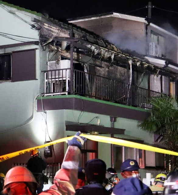 屋根が溶けた民家＝２月１８日午後、尼崎市御園１