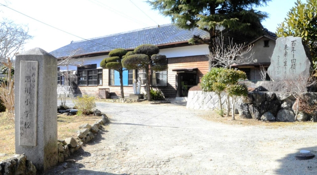 昔ながらの趣を感じさせる黒川小学校の正門＝川西市黒川