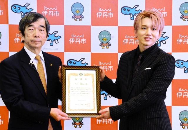 委嘱状を受け取ったＤａ－ｉＣＥのボーカル花村想太さん（右）＝伊丹市役所