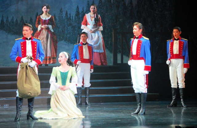 演劇では堂々とした演技を見せた＝宝塚バウホール