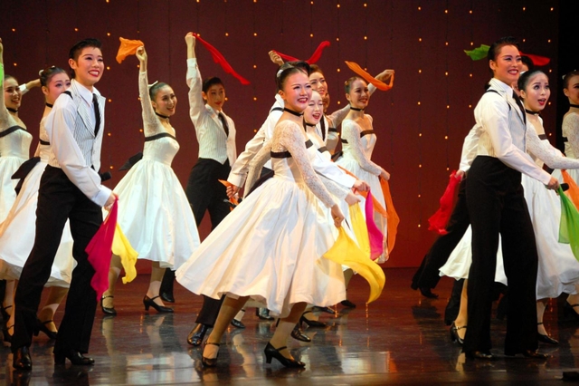 歌やダンスで華やかに舞台を彩る本科生たち＝宝塚バウホール