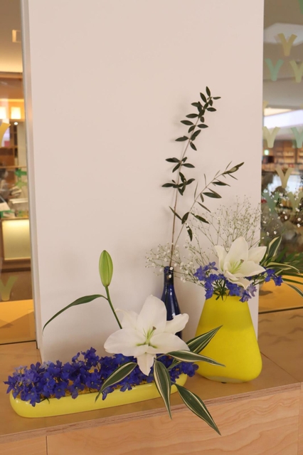 ウクライナの平和を願って制作した生け花＝神戸市北区藤原台中町１、市立北神図書館